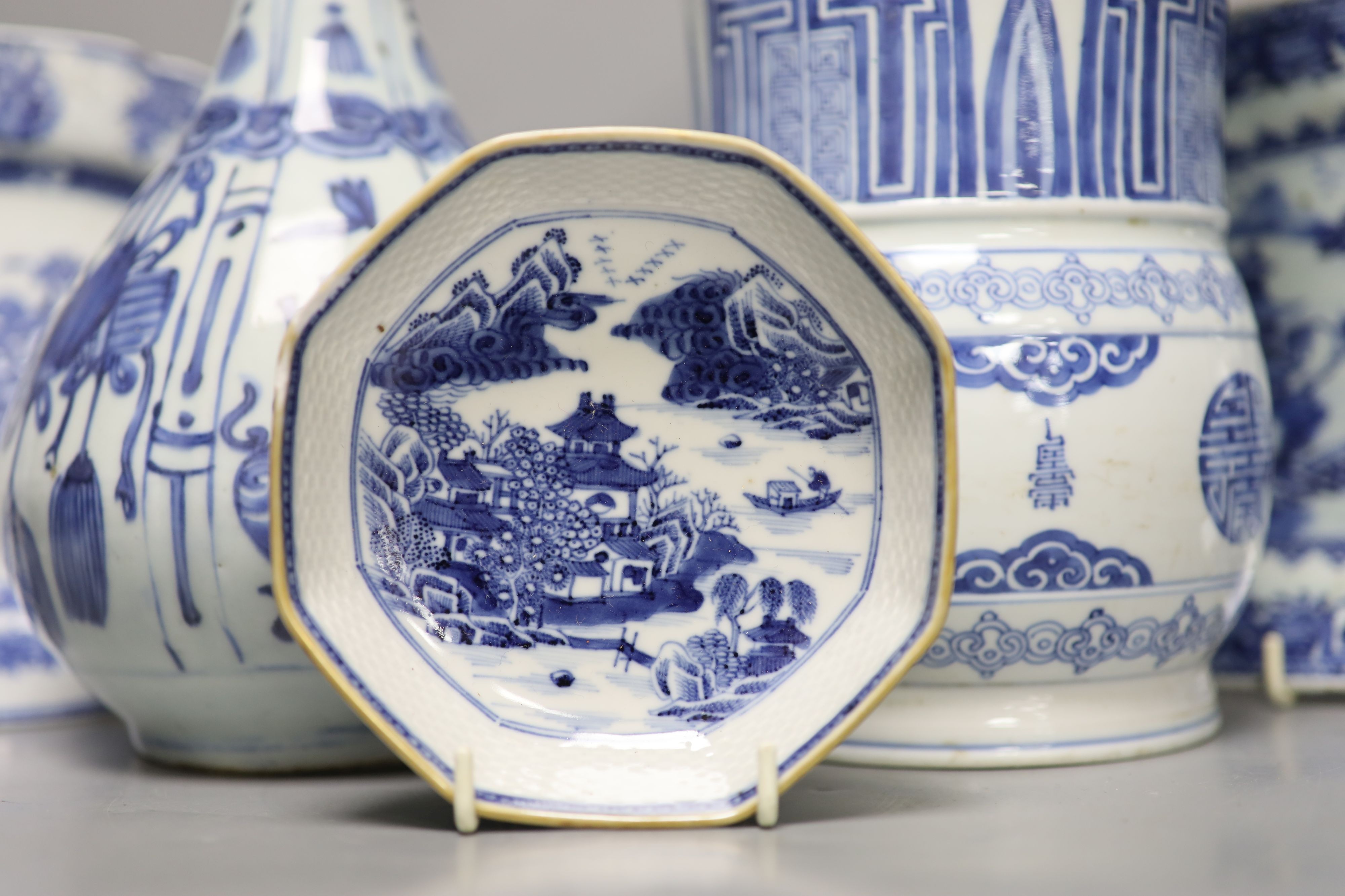 A study group of Chinese blue and white porcelain, 17th/18th century